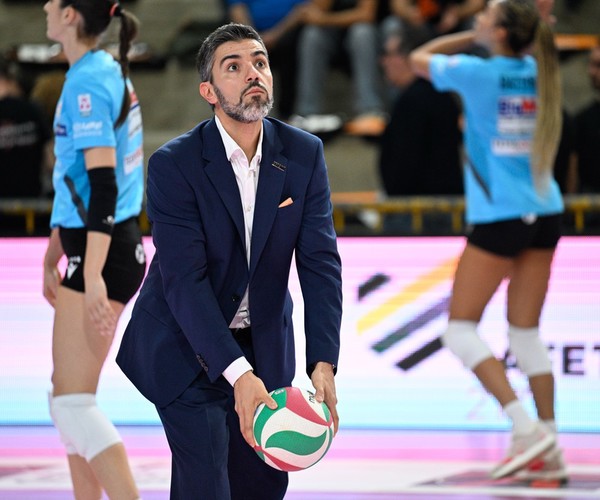 Il tecnico marchigiano Luca Martinelli sarà ancora il vice coach arancionero in Serie A1
