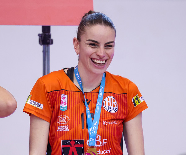 Sara Caruso e CBF Balducci HR ai saluti: la centrale siciliana lascia l'arancionero dopo una stagione insieme chiusa con la promozione in A1