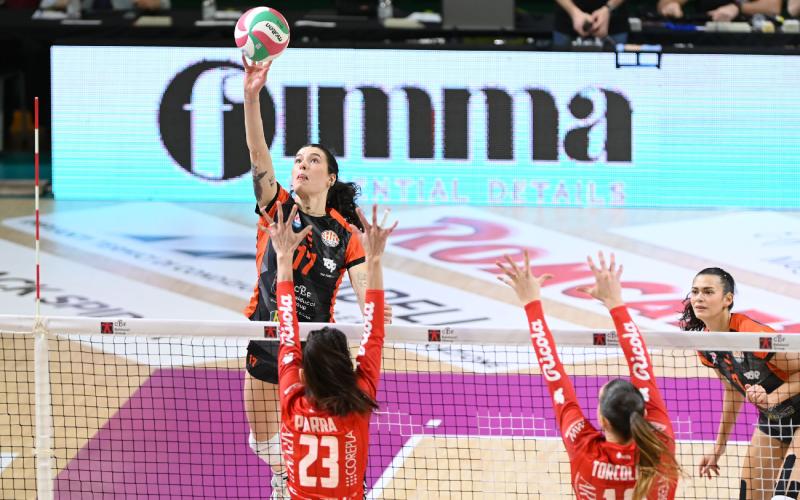 Niente da fare per le arancionere nella sfida con Busto Arsizio: la UYBA vince in tre set