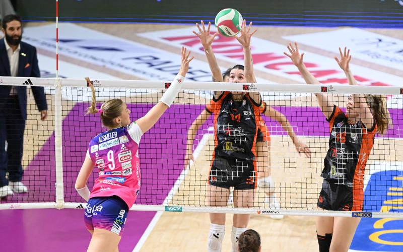 La CBF Balducci HR lotta per due set con Novara ma cede 0-3 alla corazzata piemontese