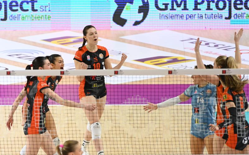 Domenica 22 (ore 17) arancionere in campo a Busto Arsizio per la sfida con l'UYBA nel quarto match dei Playoff Challenge