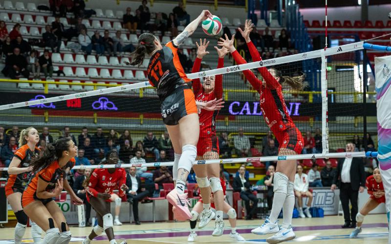 La CBF Balducci HR rimonta dal 2-0 al 2-2 a Busto Arsizio ma cede al tie break all'UYBA nella terza giornata di Playoff Challenge