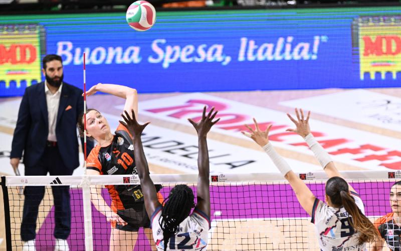 La CBF Balducci HR inizia bene ma poi subisce la rimonta ospite: Chieri passa in quattro set al Fontescodella