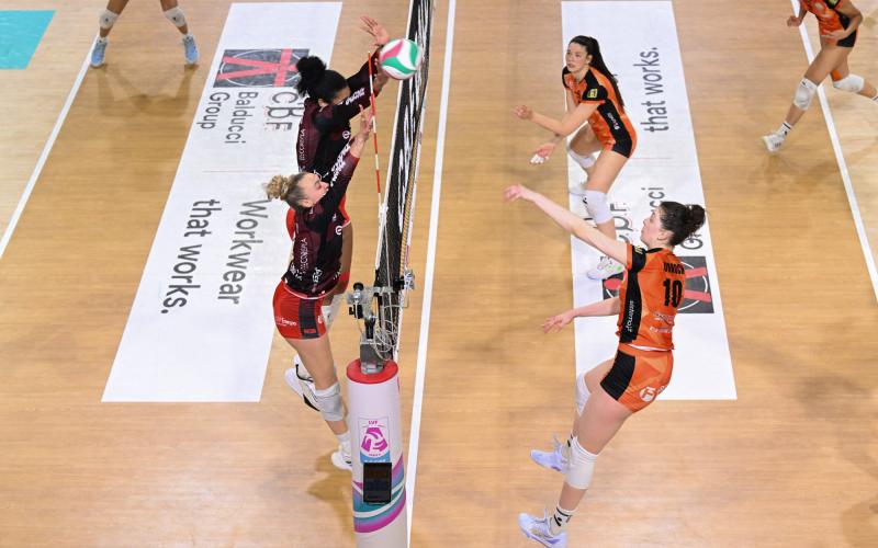 CBF Balducci HR e UYBA si dividono la posta (2-3) nell'ultima della stagione e nel giorno dell'addio al volley di Giulia Bresciani