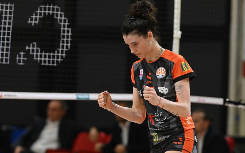 Clara Decortes fa tris: l'opposta ancora in arancionero nel 2026/27, terzo anno consecutivo con la maglia CBF Balducci HR