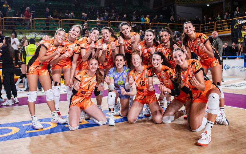 La CBF Balducci HR corsara a Brescia in quattro set: tre punti e prima vittoria stagionale per le arancionere